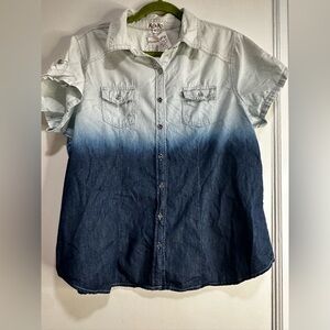 NWT Mel & Mo White Blue Ombré Button Up Short Sleeve Blouse. Silver Buttons. 1X